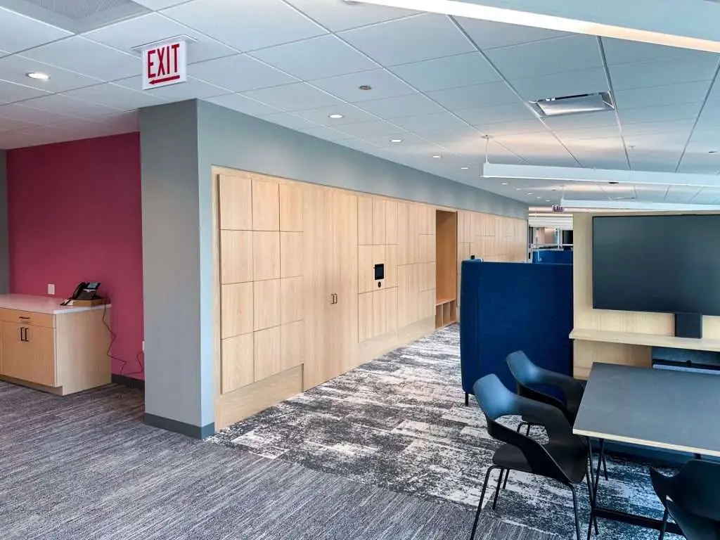 Smart lockers at Chubb Insurance Chicago - corporate office case study